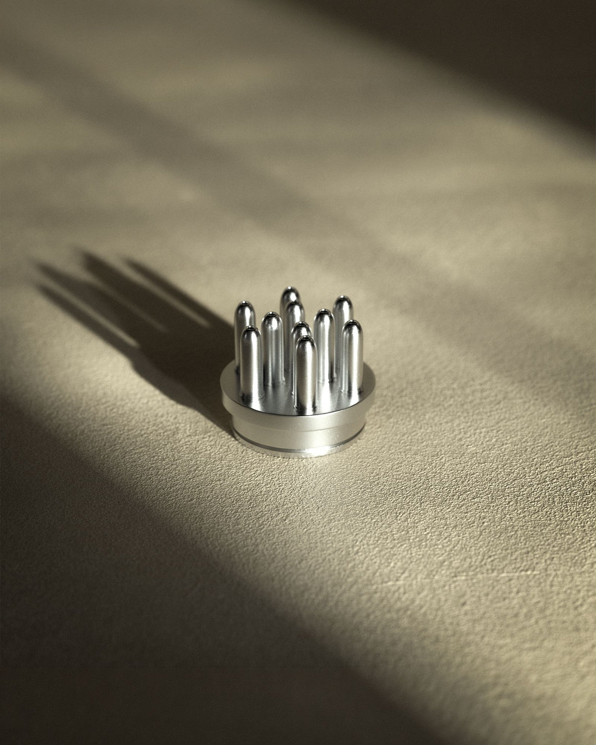 La tête ARC 10 en aluminium brossé.